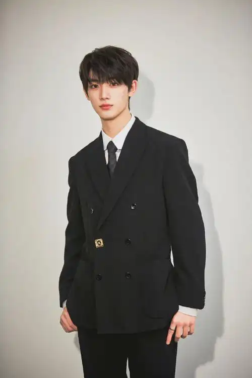 丁程鑫黑色西装随拍##丁程鑫黑西装随拍两宫格