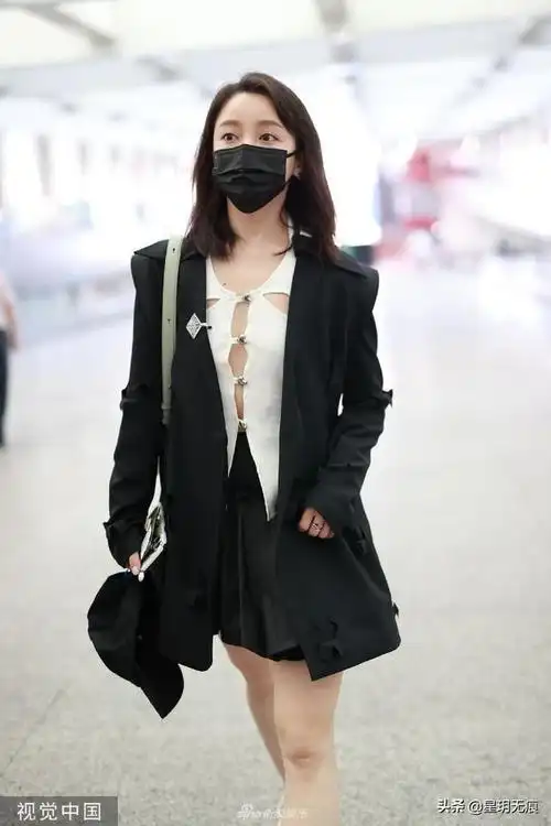 姜贞羽身穿镂空上衣小露性感外搭黑色西装干练大方
