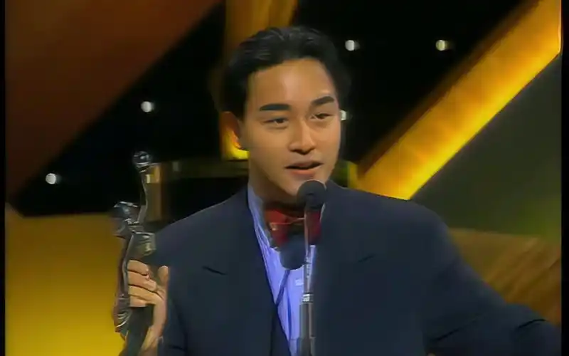 画4k修复张国荣第12届香港电影金像奖颁发最佳服装奖