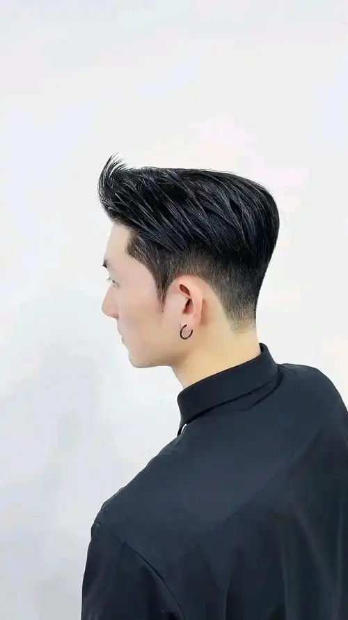 生活当中,也有一些男士不愿意接受烫发,这种情况头发要想有型,就需要