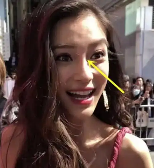 baby的脸也崩了杨颖出席活动自己的透光鼻却成了焦点