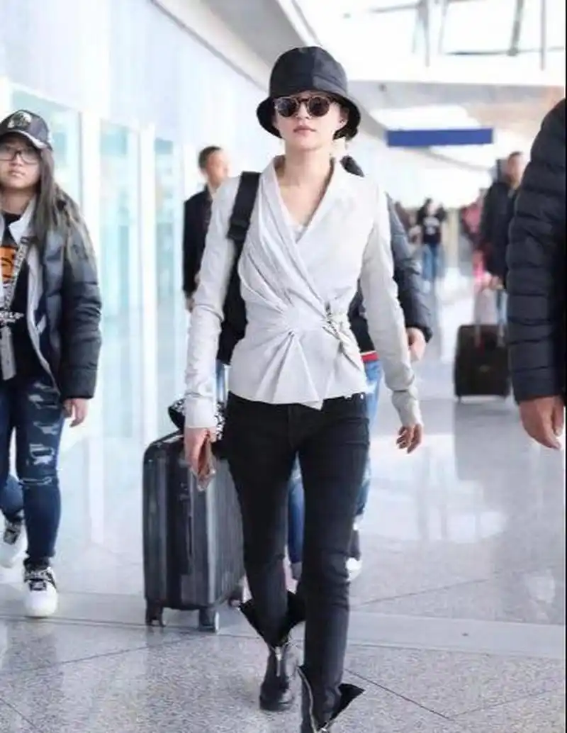 张韶涵确实真怕冷,158身高也敢穿过膝羽绒服,效果却意外的好