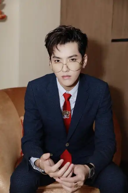 吴亦凡西装帅气写真图片