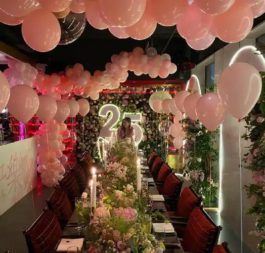 宋妍霏生日宴会太豪华,穿粉裙大秀身材腿好美,手上戒指太养眼