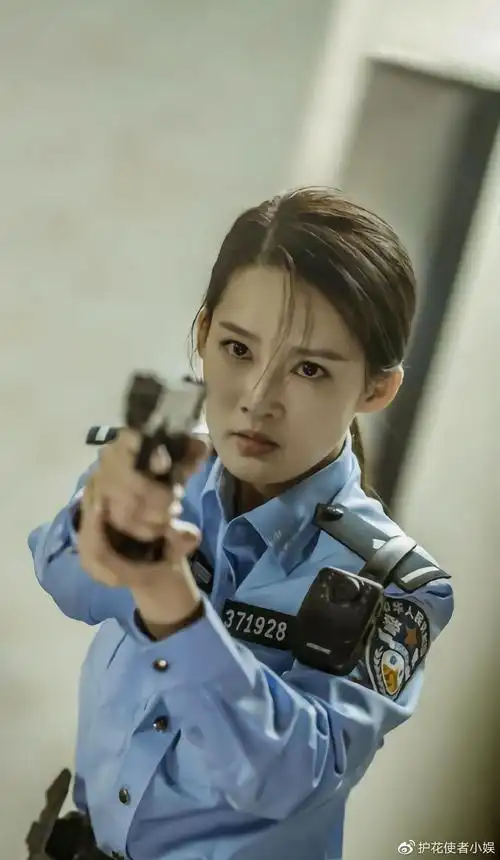 李沁制服诱惑大赏,从正义警服到硬核军装,性感酷飒太吸睛