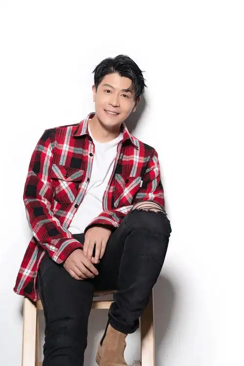 p>张朋,1986年6月27日出生于河北石家庄,中国大陆男演员,主持人,毕业