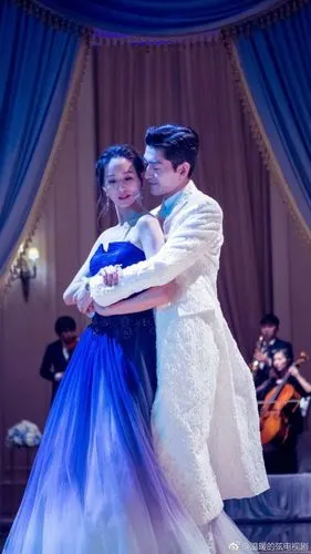 张钧甯与张翰戏里又虐又甜给母亲颁奖送花晒私密照跪求亮点