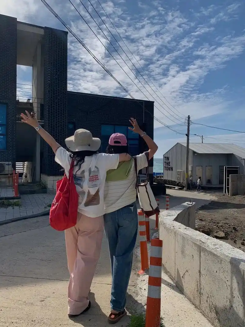 姐妹旅行背影合集|谁能想到我俩加起来…250斤啊?#ootd - 抖音