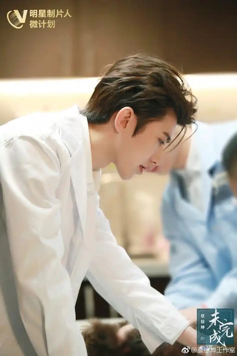 蔡徐坤分享190223蔡小室发布boss超帅剧照想问问蔡医生治不治相思病