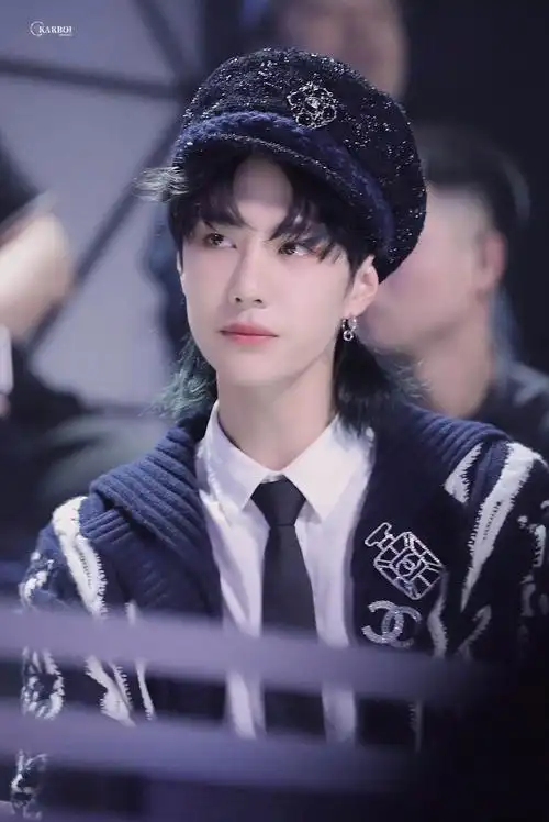 王一博贝雷帽造型壁纸来了仿佛看到一位宫廷小王子向我走来