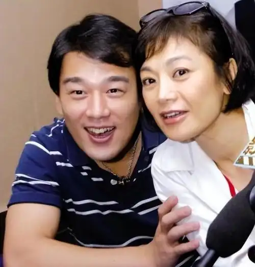 王耀庆妻子郭晏青,二人相识于小学4年级,婚后生两子,幸福美满