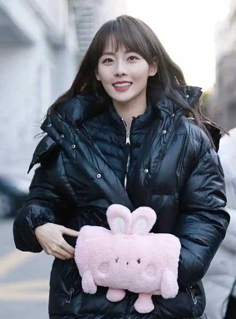 张嘉倪最新机场照来了,她穿了一件黑色的长款羽绒服,内搭一件黑色拉链