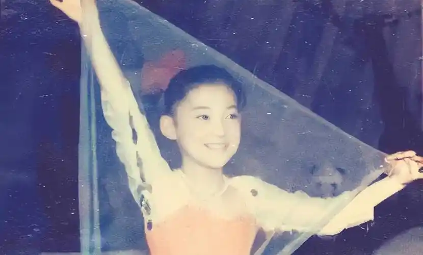 梅婷小时候的照片父亲虽然溺爱女儿,但管理也很严格.