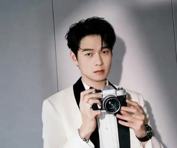 半年爆红两次,这"泼天的富贵",魏大勋稳稳"接住"了