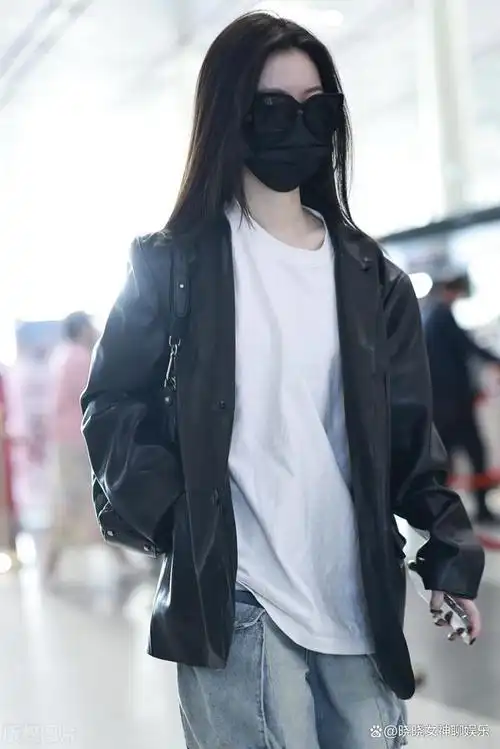 单依纯机场现身惊艳众人,皮衣牛仔阔腿裤简约时尚