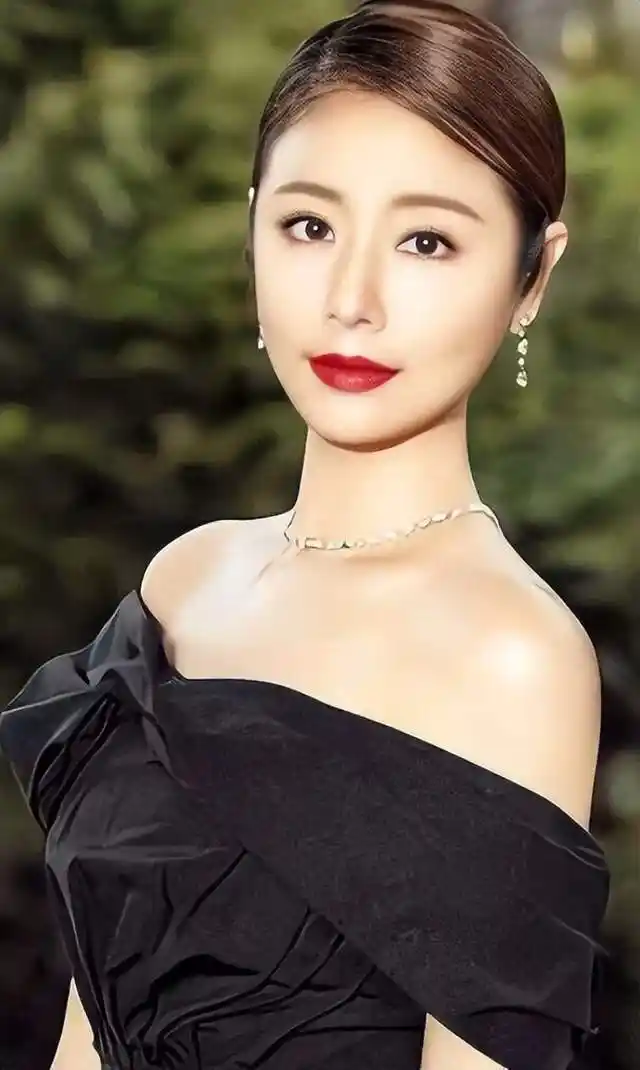 45岁林心如晒怼脸自拍照!素颜出镜肤色略显暗黄,嘴角酒窝好明显