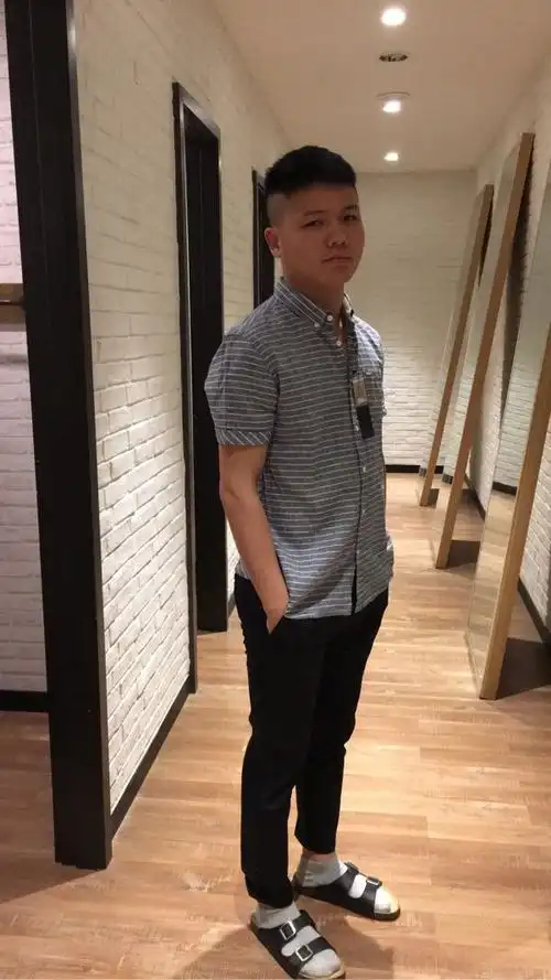 施工管理两年经验,销售一年经验,能吃苦耐劳,口齿伶俐,身高176cm,求