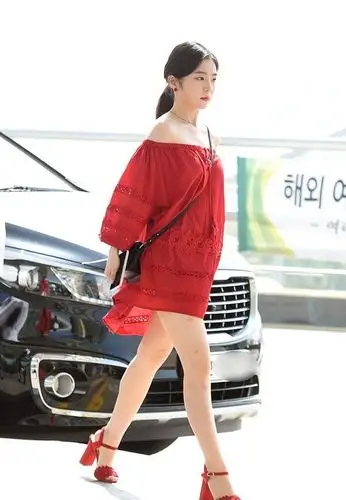 irene裴珠泫一字肩宽松红短裙减龄,衬肤色还增添了女人的妩媚