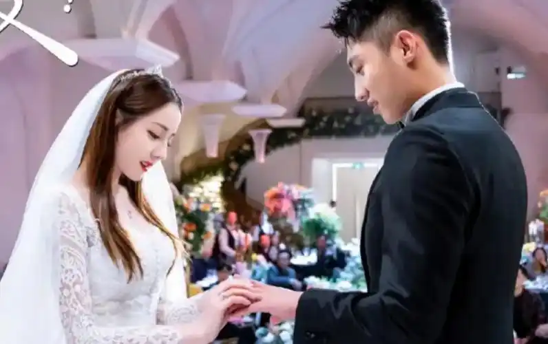 黄景瑜求婚成功迪丽热巴,3个月孕肚藏不住了,黄景瑜是一脸幸福!