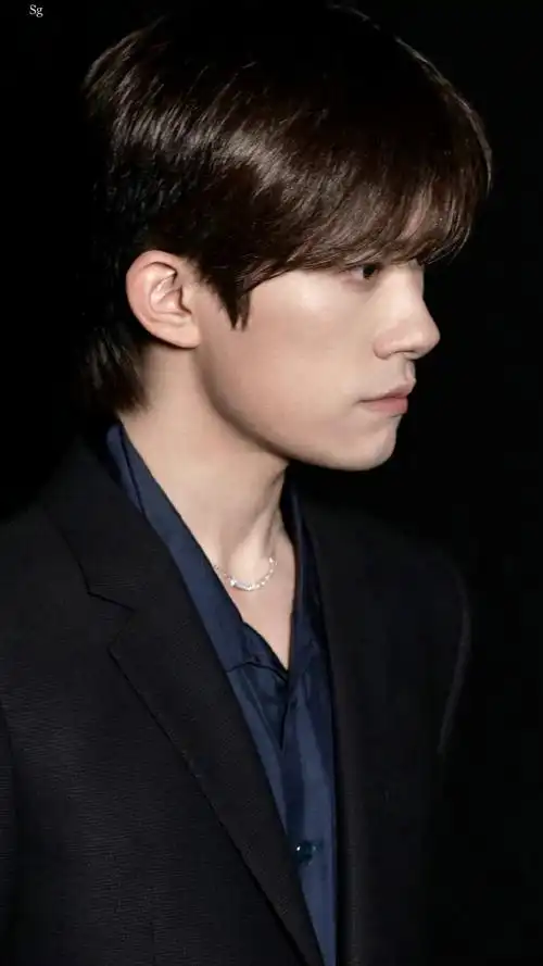 易烊千玺黑西装抓拍