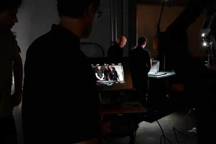 在电影片场拍摄时在幕后工作的人们图片