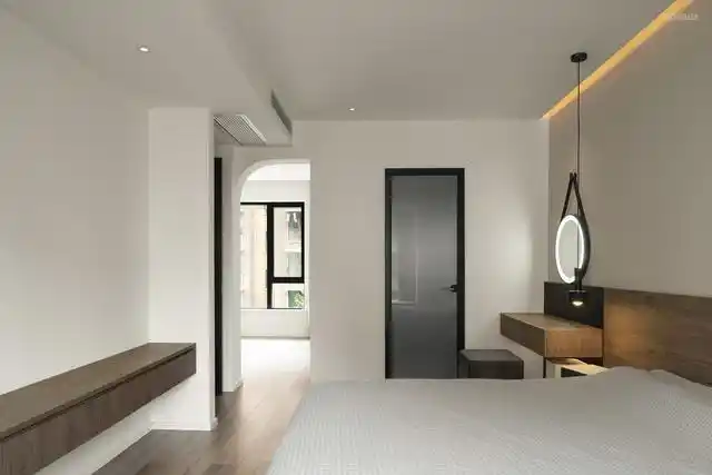 客厅通铺灰色地砖,米色的沙发与其搭配起来更加舒适,沙发蓬松的质感让