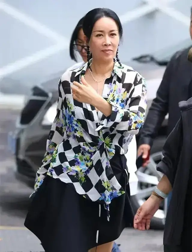 原创那英素颜现身机场,一身的休闲装价值不菲,中年妇女的模样显现