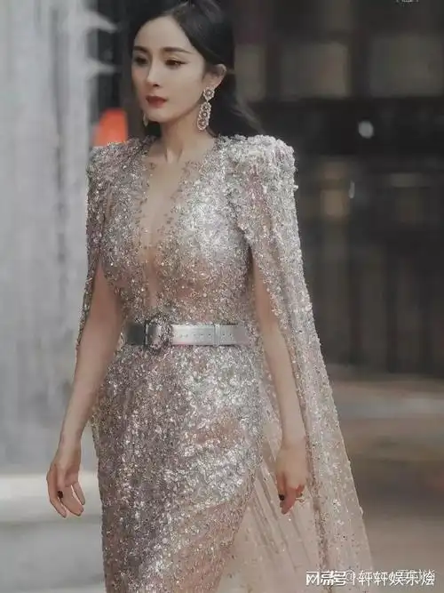 杨幂霸气镂空亮钻裙尽显女王风范就是有点显胖