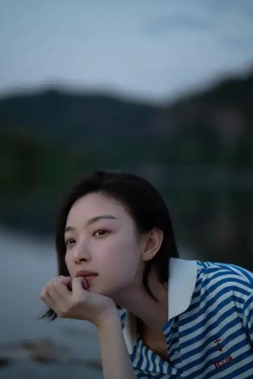 倪妮海魂衫游玩照