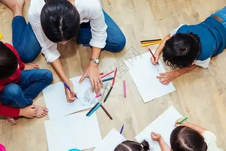 老师正在教小朋友画画图片素材