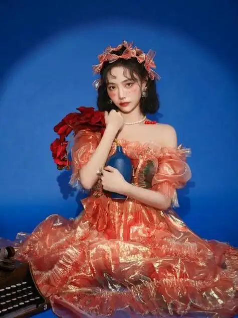 许佳琪这次妆造绝了!橙色波浪发美拉德色系穿搭,慵懒范也太美了