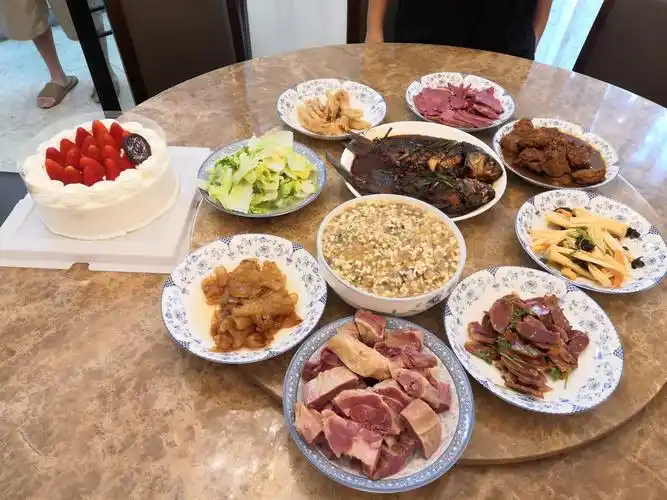 晚上爷爷做了一桌子的菜,还买了生日蛋糕