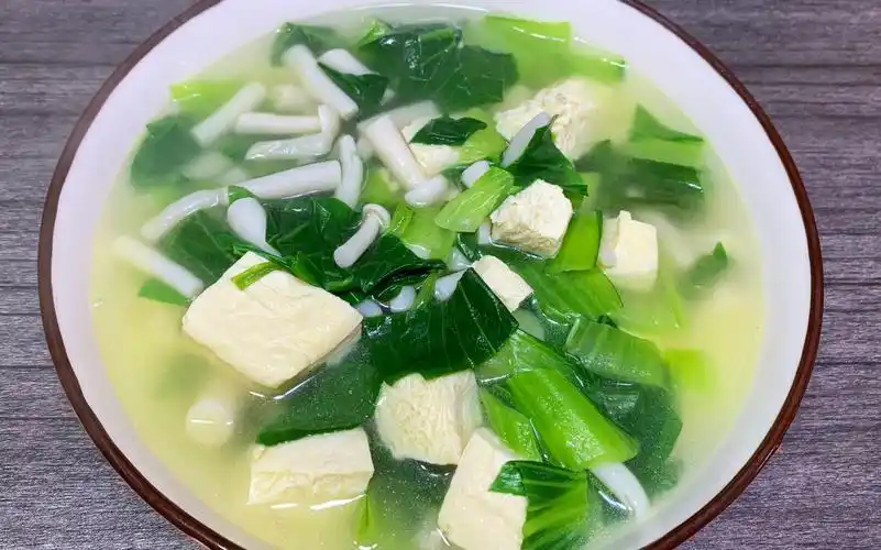青菜豆腐蘑菇汤这样做,汤鲜味美,清淡又不失去营养,全家人都爱喝