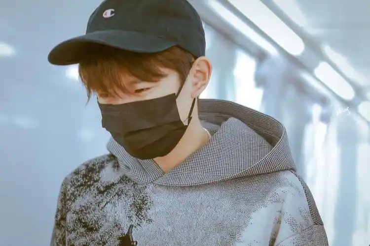 钟爱王源戴口罩的模样 像机场里的小甜心