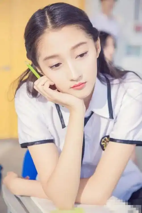 不过对于大部分人来讲,穿上纯白的校服的关晓彤才是他们真正喜欢的