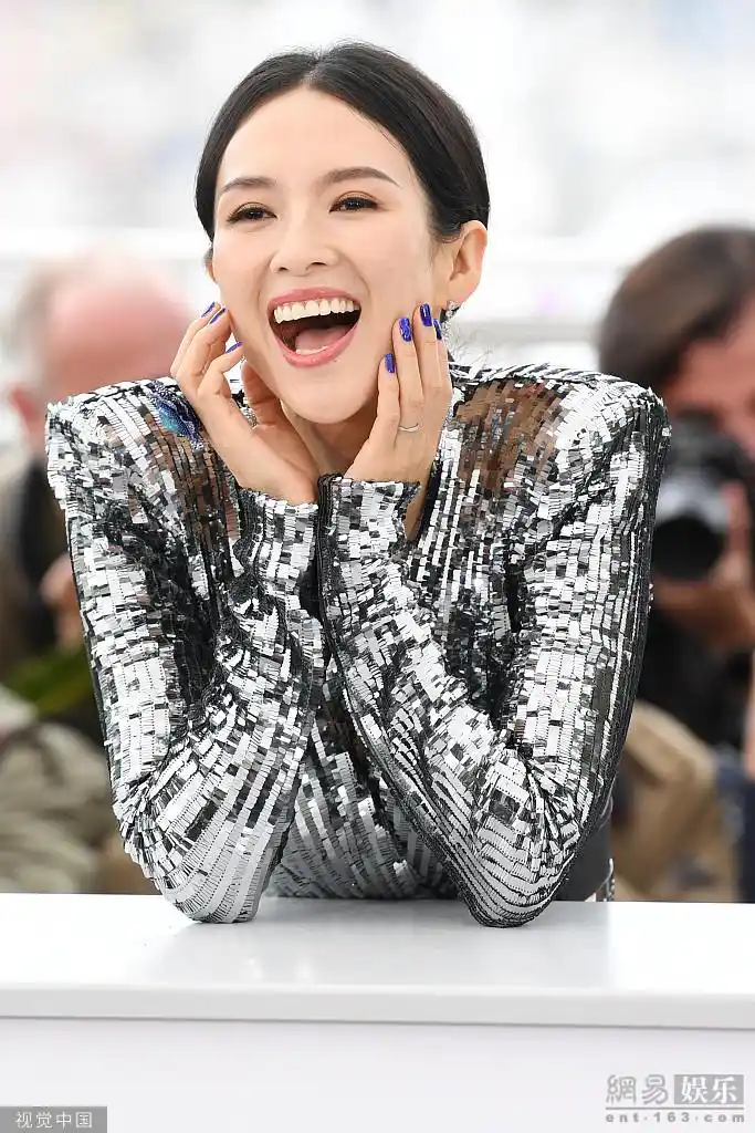 绝对c位章子怡银装霸气登场笑容闪闪发光