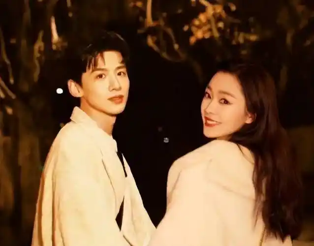 白敬亭和宋轶一起现身尖叫之夜,男方故意扭头不看对方,画面搞笑_网友