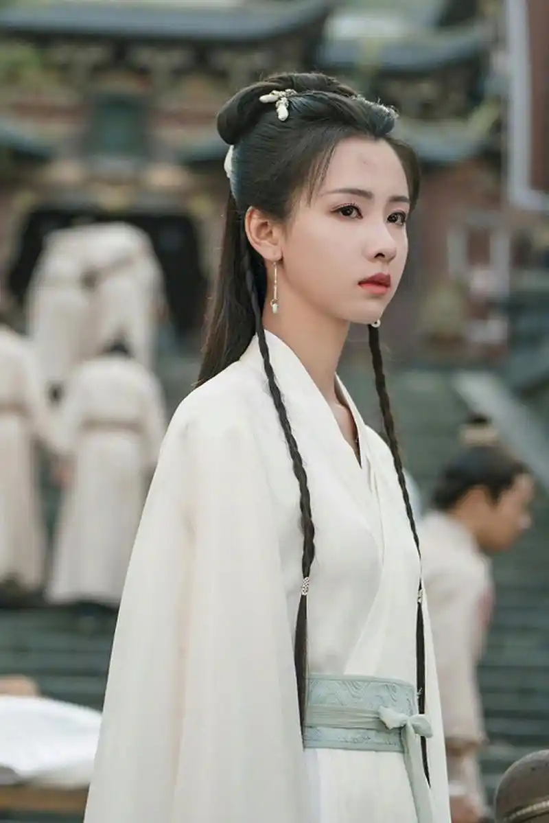 虽然同样是白衣美女,但陈都灵的扮相这块,可能少了点仙气飘飘.