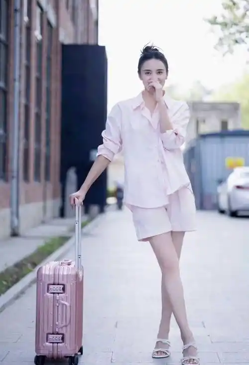 宋佳的表被忽略了,黑裙搭配时装秀大长腿,精致又好看