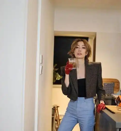 郑秀文陪跑十次终得金像奖黑色礼服艳压全场港风穿搭指南get