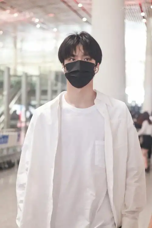 时代少年团机场照#刘耀文今日机场照9615白衬衫白t搭配牛仔裤