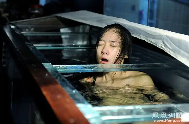 【引用】人大女生做裸模受关注 裸体接受记者采访(组图)