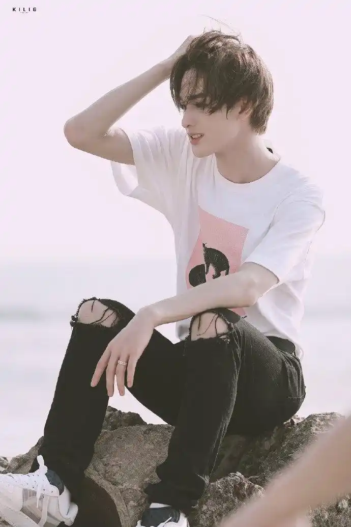 朱正廷身穿小猫印花t恤干净清爽 置身海边嘟嘴拨发日系十足