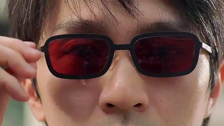 星爷戴上墨镜,流下了一滴眼泪,为啥不是两滴呢