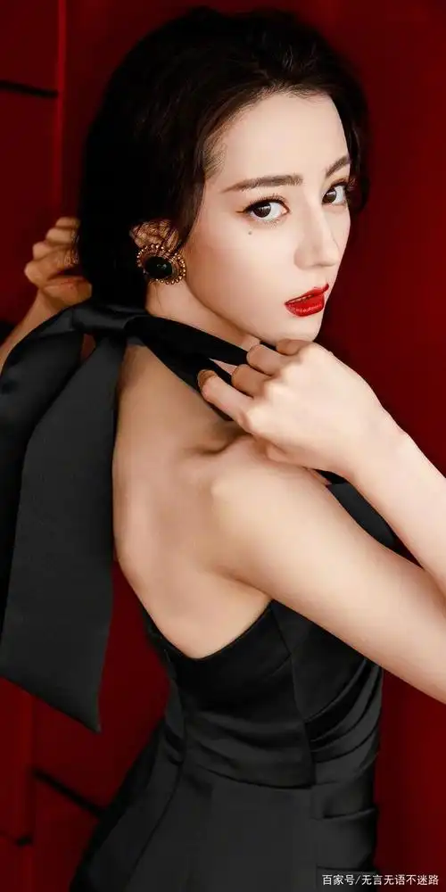 迪丽热巴,黑裙展曼妙身姿,天鹅颈蚂蚁腰尽显妩媚,风情万种