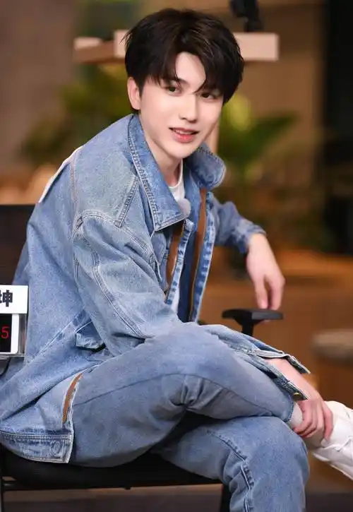 蔡徐坤《奔跑吧》最新片段曝光,化身运动少年,解锁一秒钻被窝技巧_坤