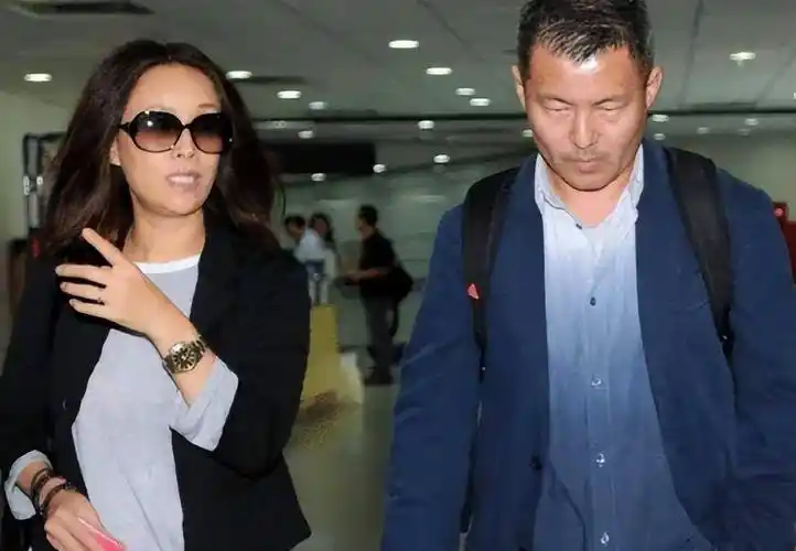 那英和老公合体,她双手插兜走路像老板娘,富豪老公像保安_孟桐_衣服