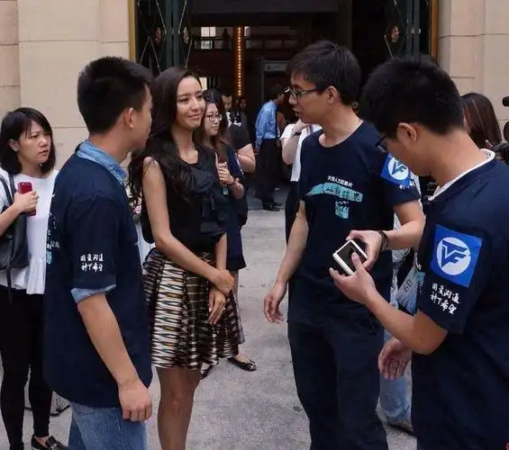 佟丽娅就是包装的美女与路人合照暴露真实颜值皮肤又黑又黄