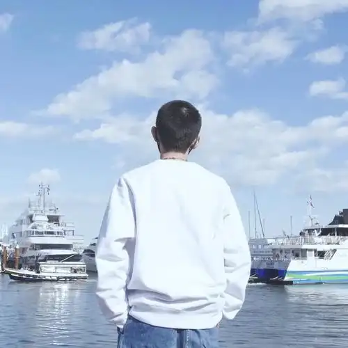 寸头的他更加刚毅,给人一种莫名的力量感~光是随意漫步的背影就苏到了