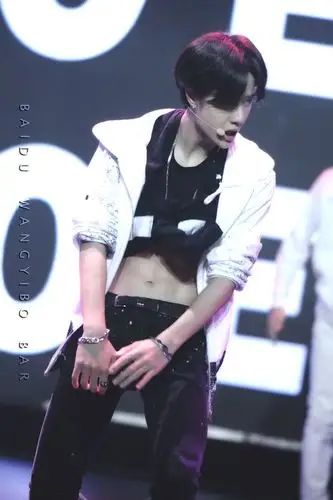 uniq王一博 腹肌!